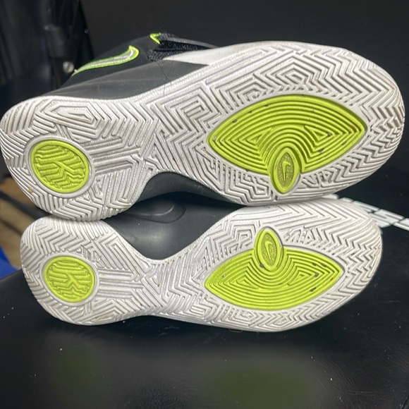 Boys Nike Kyrie Flytrap 3 Basketball Shoes Size 11C - Picture 6 of 13